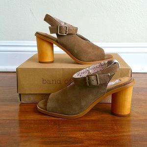 B.O.G Band of the Free Vista Suede Block Heels Khaki Tan Brown Shoes Size 8.5